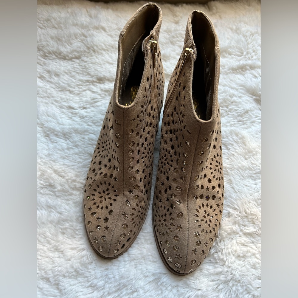 Vince Camuto  booties size 4